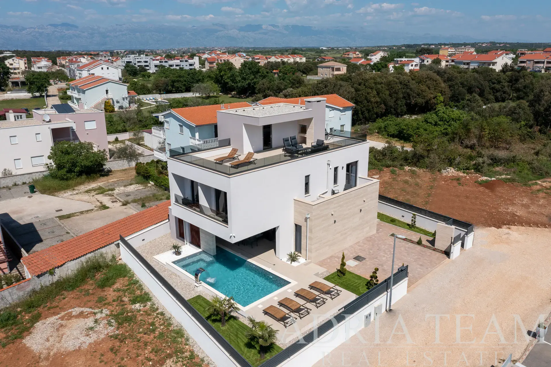 EXCLUSIVE MODERN VILLA WITH POOL, 150m FROM THE SEA – ZATON, NIN